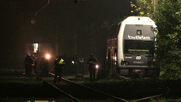 Osobn vlak vykolejil mezi ostravskmi stanicemi Svinov a Vtkovice. (22. jna 2011)