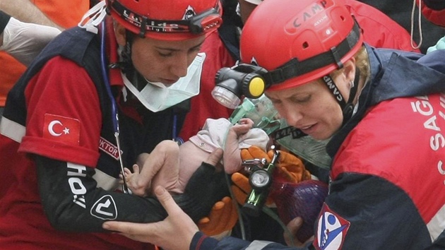 Turet zchrani nali dva dny po zemtesen ivho kojence (25. jna 2011)
