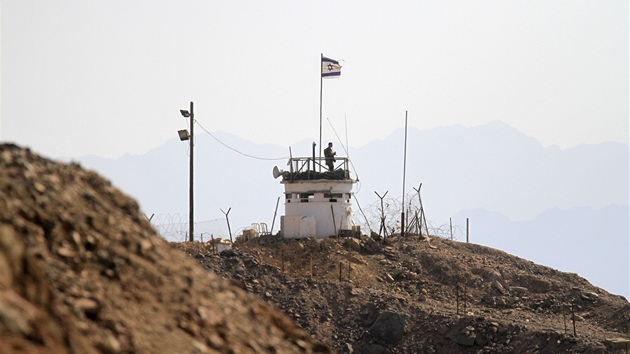Izraelsk patrola u hranin pechodu Taba mezi Egyptem a Izraelem. (27. jna 2011)