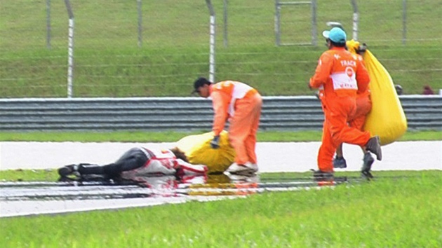 Marco Simoncelli leí na trati po neastné havárii ve Velké cen Malajsie.