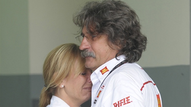 Paolo Simoncelli pot, co se dozvdl tragickou zprvu o smrti svho syna. Ten nepeil havrii v zvod MotoGP v Sepangu.