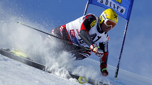 Ivica Kostelic na trati obího slalomu v Söldenu. 