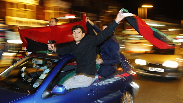 Libyjci oslavují Kaddáfího konec vude po svt. Tohle jsou lenové libyjské