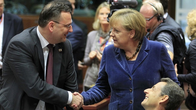 Premiér Petr Neas se zdraví s nmeckou pedsedkyní vlády Angelou Merkelovou na