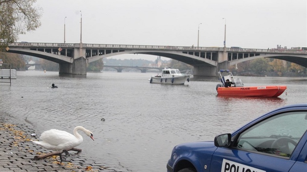 Prask policie ptr po pistoli, kterou odhodil do Vltavy bankovn lupi.