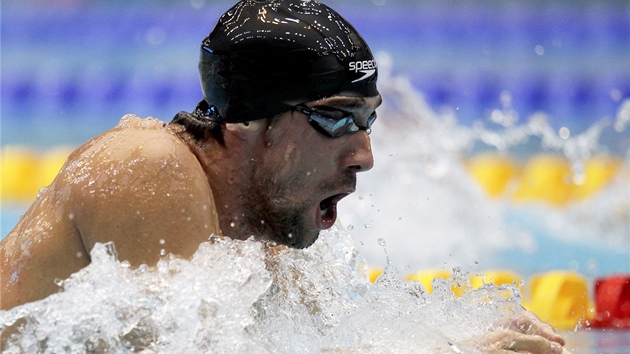 VZHRU ZA VTZSTVM. Michael Phelps m opt pod vodu bhem svho vtznho zvodu na 400 metr volnm zpsobem v Berln.