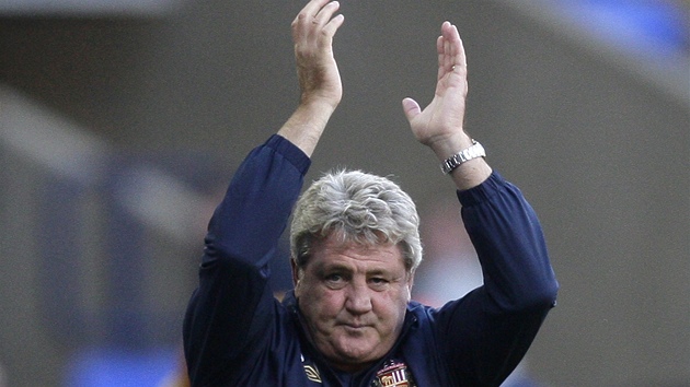 DKY ZA PODPORU. Steve Bruce, manaer Sunderlandu, tlesk fanoukm po vhe nad Boltonem.