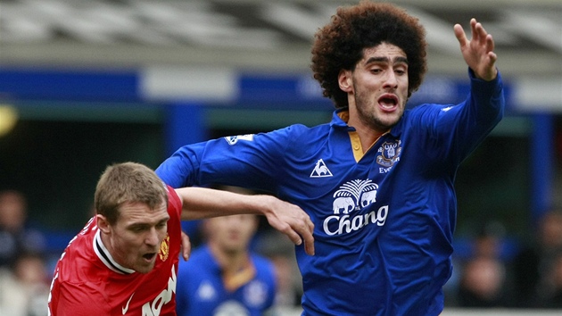 UHNI MI Z CESTY. Marouane Fellaini z Evertonu (vlevo) se prodírá za míem pes