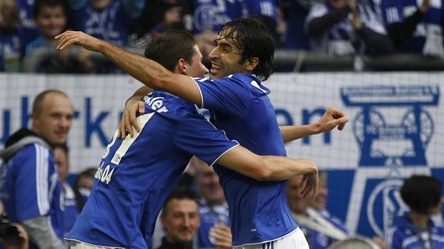 OSLAVA S LEGENDOU. Raúl (vpravo) a Julian Draxler, fotbalisté Schalke, slaví