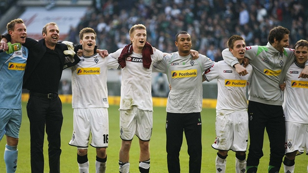 VYHRÁLI JSME VICHNI. Fotbalisté Borussie Mönchengladbach si uívají dkovaku