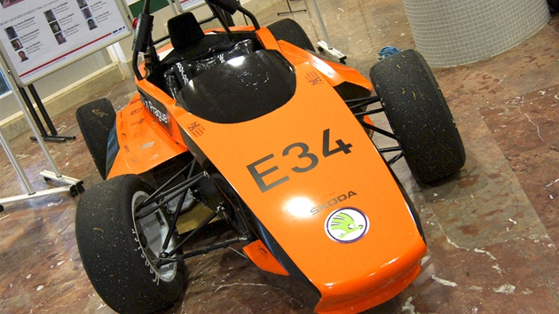 Formuli FSE.01 pohn stejnosmrn elektromotor o vkonu 66 kW pi 6900 otkch za minutu.