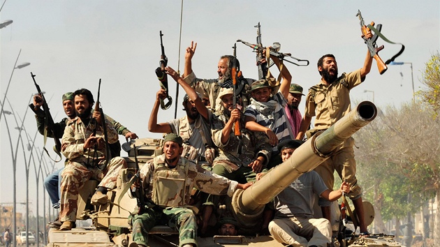 Libyjtí povstalci v Syrt se radují poté, co se dozvdli o dopadení a zabití