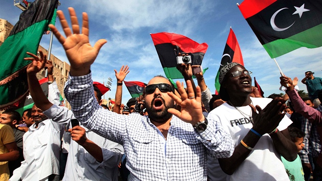 Lid v Tripolisu oslavuj smrt bvalho libyjskho vdce Muammara Kaddfho. (20. jna 2011)