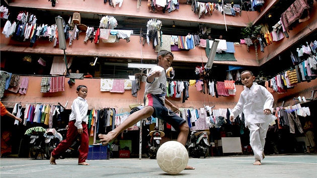 Indonéské děti prohání mičudu v jednom ze slumů Jakarty (21. října 2011) Indonéské děti prohání mičudu v jednom ze slumů Jakarty (21. října 2011)