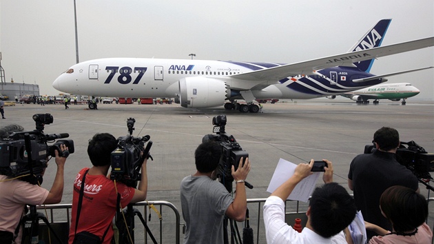 Boeing 787 známý také jako Dreamliner po pistání na letiti v Hongkongu (26.