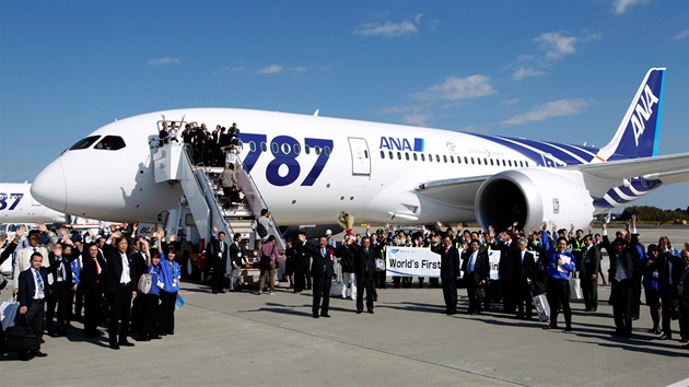 Dreamliner ped prvním komerním letem na letiti v japonském mst Narita (26....