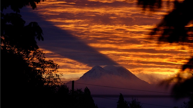 Mount Rainier se rýsuje na pozadí ohnivého nebe. Východ slunce promnil pohled...