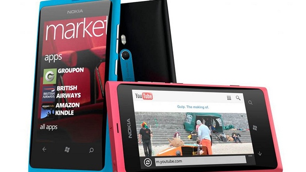Nokia Lumia 800 ve tech barevnch variantch. Telefon bude stt nedotovan 12 500 korun.