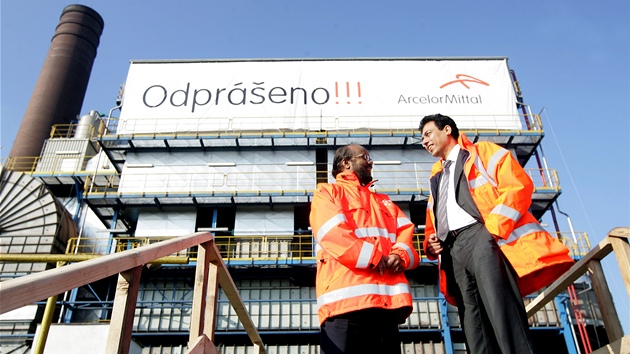 Střídání stráží v ArcelorMittal Ostrava. Vlevo dosluhující generální ředitel Střídání stráží v ArcelorMittal Ostrava. Vlevo dosluhující generální ředitel