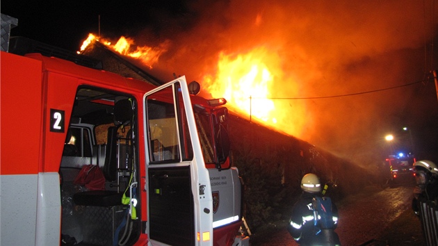 Zsah hasi pi poru rodinnho domku v Liptani na Osoblasku, uvnit uhoel jeden mu. (26. jna 2011)