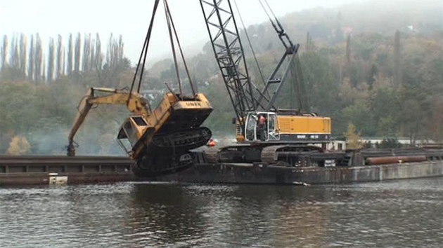 Bagr, který se potopil v íjnu v Ústí nad Labem. Hasii poté museli zachytit