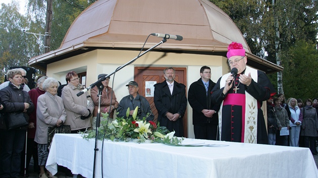 Arcibiskup Dominik Duka poehnal obnovený prameník bloveské kyselky Ida v
