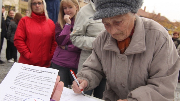 Na nmst v Moravskm Krumlov se seli odprci sthovn Slovansk epopeje do Prahy. Podepisovali petici, kterou dostanou do rukou prat zastupitel.