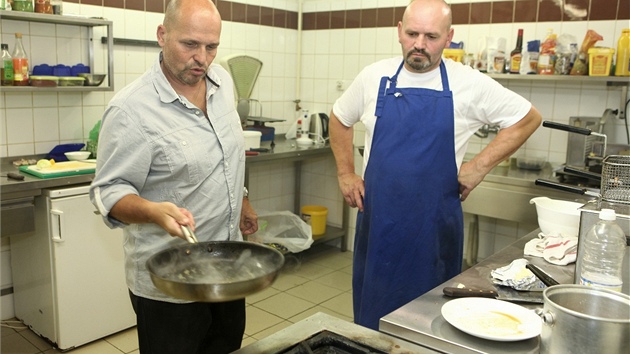 Zdenk Pohlreich pomh Kuetovm v jejich restauraci U Zbhlka vychytat nedostatky a vylepit kuchyni.   
