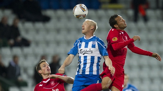 Andreasen z Odense (uprosted) bojuje s pesilou hrá Twente Enschede 