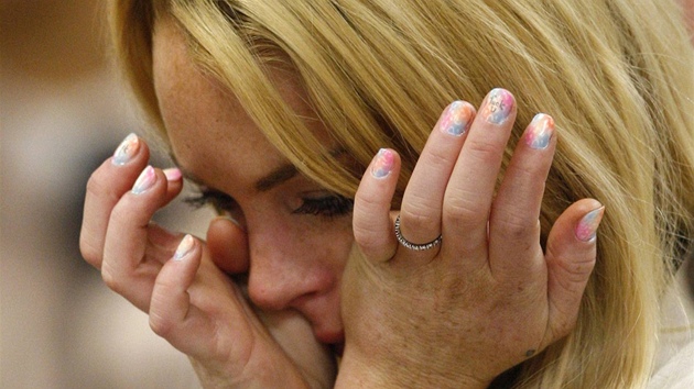 Lindsay Lohanová se po vynesení rozsudku rozplakala (ervenec 2010).