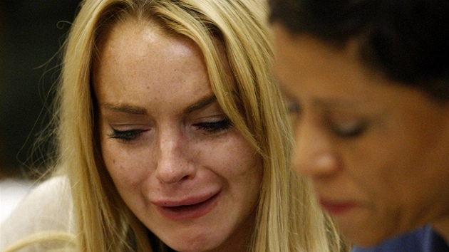 Lindsay Lohanová se po vynesení rozsudku rozplakala (ervenec 2010).