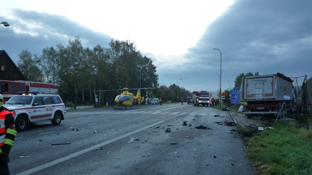 Nehoda dodávky a nákladního auta u Jestebí na eskolipsku