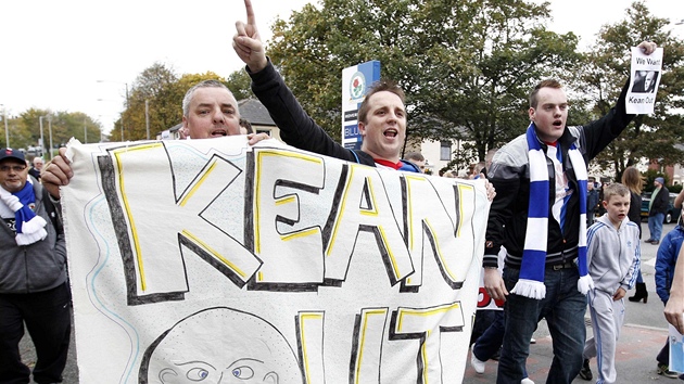 TRENR VEN! Fanouci Blackburnu protestuj proti Stevu Keanovi.