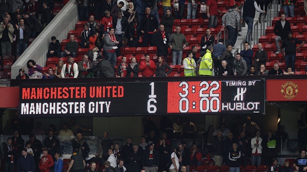 NEJHORÍ PORÁKA. Svtelná tabule íká jasn: Manchester United - Manchester...