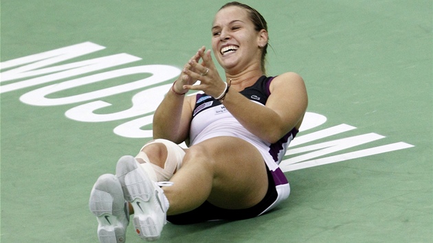 OSLAVA VLEE. Slovensk tenistka Dominika Cibulkov si vychutnv vtzstv na turnaji v Moskv.