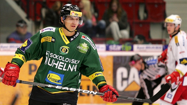 PROSADIL SE. Karlovarsk hokejista Michal Mikeska zvyoval v 16. minut nskok svho tmu. 