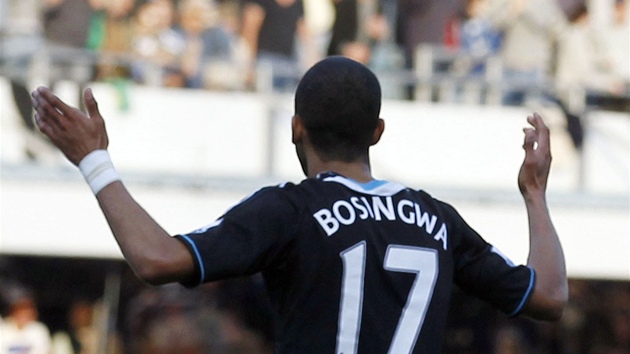 ZA CO? No za co? Jose Bosingwa, fotbalista Chelsea, se div, pro dostal v zpase anglick Premier League ervenou kartu.