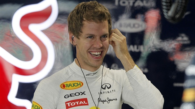 DOBRÁ NÁLADA. Sebastian Vettel se usmívá ped prvním tréninkem. U je jistým