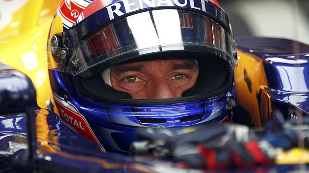 V KOKPITU. Australský jezdec Mark Webber ze stáje Red Bull vyráí k prvnímu
