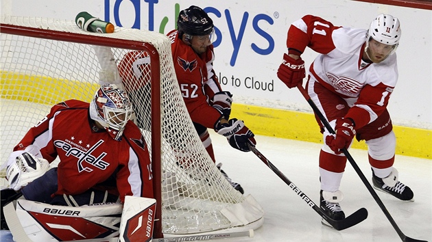 Washingtonský gólman Tomá Vokoun a jeho spoluhrá Mike Green brání  Daniela