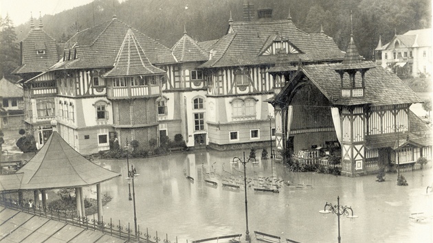 Takto vypadala lázeská kolonáda tsn po povodních v záí 1910.