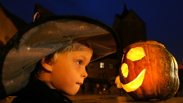 V pátek se uskutení na hrad v Lokti tradiní Rej straidel.