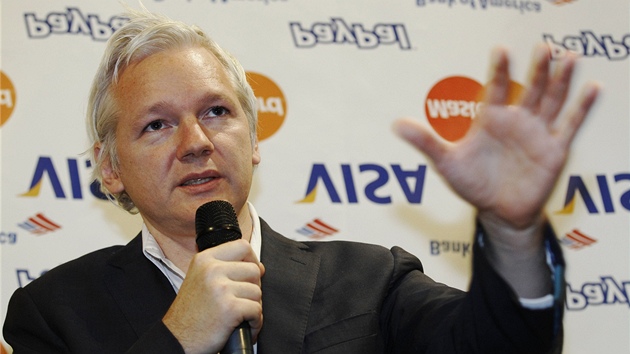 Zakladatel WikiLeaks oznamuje ve Velké Británii, e server musí pozastavit