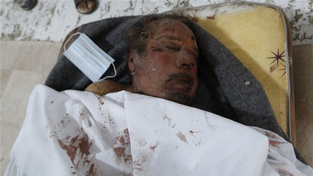 Libyjci museli s pohbem Kaddáfího spchat, protoe se jeho tlo zaalo...