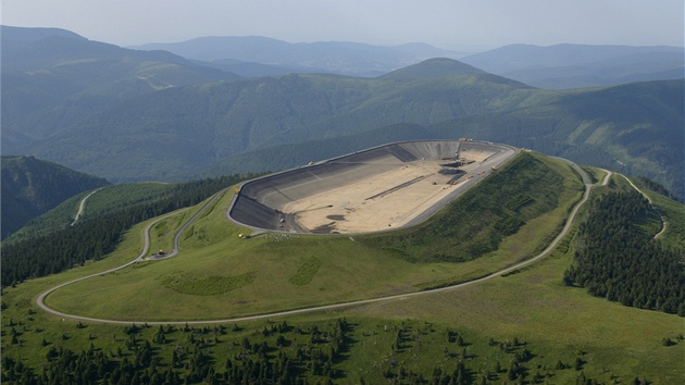 Letecký snímek horní nádre peerpávací vodní elektrárny Dlouhé Strán.