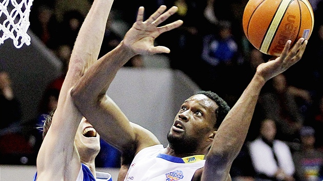 Corey Muirhead (vpravo) z Pardubic střílí přes Viktora Cveka z USK Praha. Corey Muirhead (vpravo) z Pardubic střílí přes Viktora Cveka z USK Praha.