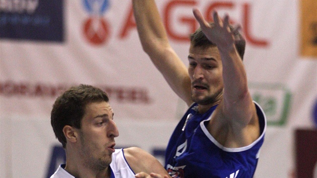 Prostějovský Vojtěch Bratčenkov (vlevo) a ostravský Martin Gniadek. Prostějovský Vojtěch Bratčenkov (vlevo) a ostravský Martin Gniadek.