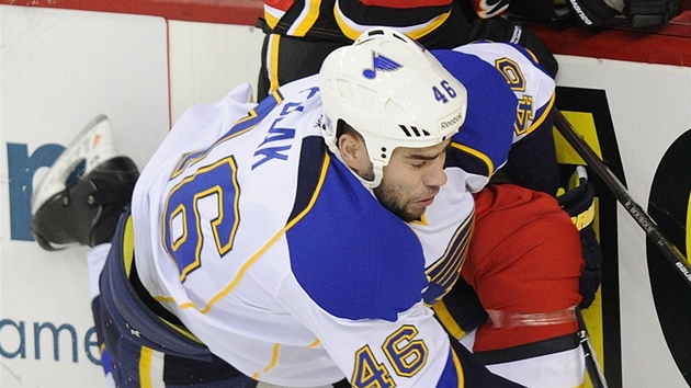 Roman Polák ze St. Louis blues v duelu s Calgary Flames.