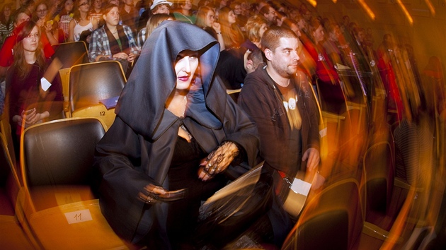 Madam ve slušivé kápi je odbornicí na černou magii a satanismus. Madam ve slušivé kápi je odbornicí na černou magii a satanismus.
