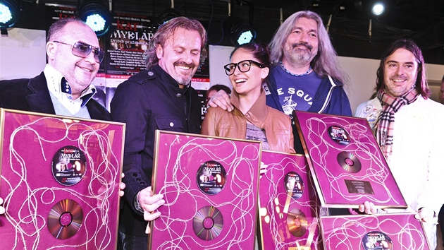 Michal David, producent Oldich Lichtenberg a herci pevzali Zlatou desku za prodejnost alba k muziklu Kat Mydl